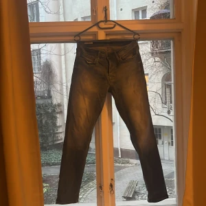 Jack and jones jeans - Tja säljer ett par jack and jones jeans med en av de mest fetaste tvätterna jag sätt, modell slim glenn. mycket bra skick. 😊nypris 1000 mitt pris 300