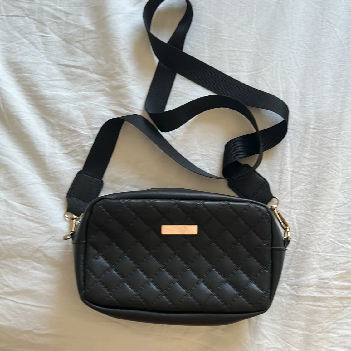 Svart quiltad axelväska