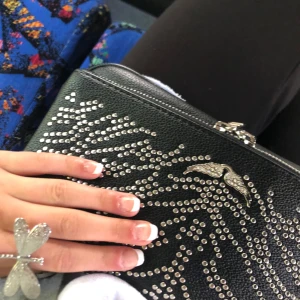 Svart axelväska med nitar från Zadig & Voltaire - säljer min fina väska från zadig, knappt använd❤️äkta, jag har dustbag, och två kedjor (en kort o en lång) köptes för ca 1400 på Plick❤️