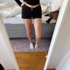 Svarta shorts  - Säljer ett par svarta shorts från new yorker. Aldrig använd, dem är bara provade. Nyskick 