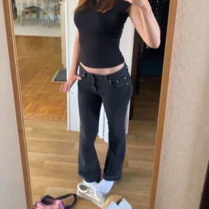 Svarta bootcut jeans - Snygga svarta bootcut jeans med låg midja och klassisk femficksdesign. Perfekta för en avslappnad stil med en touch av retro. Passar bra med sneakers eller klackar för en cool look. Dem är i storlek xs och short, vilket passar folk som är runt 162 cm perfekt 💕