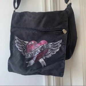 Axelremsväska  - Unik axelremsväska i måtten 25X27 cm💕💕stor ficka på framsidan och ett mindre inuti, justerbart band.