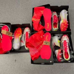 Adidas F50 - Säljer tre par adidas f50 helt nya, två par med konstgräsdobbar och ett par mer skruvdobbar! Helt nya med både påse och extra sulor med. storlek 42 på alla, 1400kr per sko, kom med bud🙂