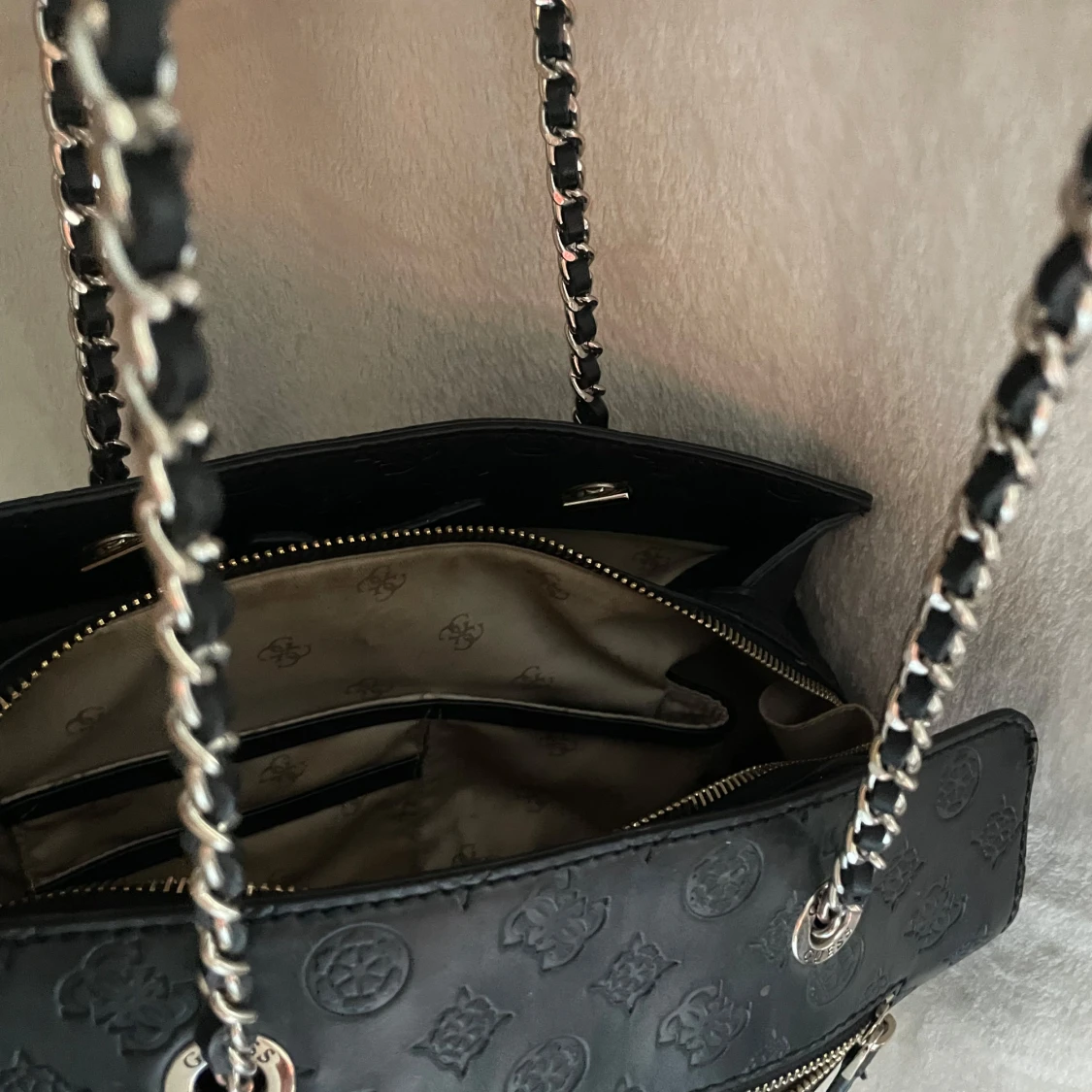 Svart axelväska från Guess - 2