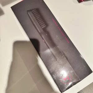 Plattång  - En plattång där du borstar håret med. Fick det som present men har inte använt, bara testat.