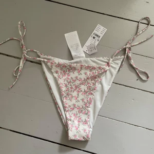 Bikini underdel - Säljer en helt oanvänd blommig bikini underdel från Gina i storlek M🌸nypris är 179 kr☺️