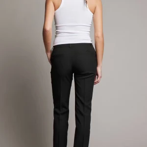 Svarta kostymbyxor - Snygga svarta kostymbyxor ifrån Bik bok som är knappt använda, de är lågmidjade. Kom privat för egna bilder 