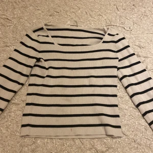 Randig tröja!!💕 - Säljer en stilren vit och svart randig tröja med ribbad struktur. Tröjan har en fyrkantig halsringning och långa ärmar, perfekt för en avslappnad look. Pris kan diskuteras!