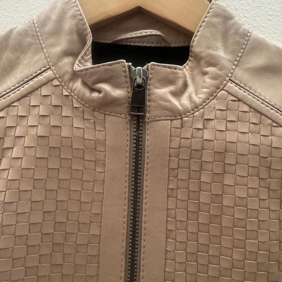 Beige skinnjacka med flätad detalj - 1