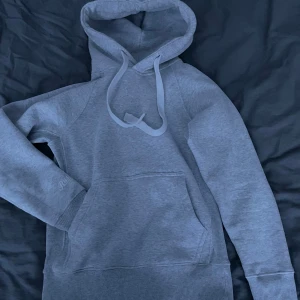 Grått set från Russemerch - Säljer ett mjukis sett från Russemerch i storlek xs. Jätte skönt och bekvämt set som passar till en avslappnad look, säljer detta då ja har växt ut det. På bilden var jag 175 och 55kg. Hör av dig om mer🙌