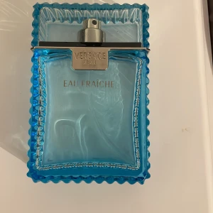 Versace Man Eau Fraîche Parfym - Säljer en fräsch och stilren Versace Man Eau Fraîche parfym. Flaskan är i en klarblå färg. Perfekt för den som vill ha en uppfriskande doft. Den luktar väldigt fräsch hela flaskan e 100 ml och nu är det ungefär hälften kvar skriv för mer frågor.