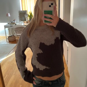 Mönstrad stickad tröja - Cool stickad tröja i grå och brun från weekday. Jätte skön och mjuk, storlek S💘