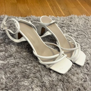 Vita klackar  - Supersöta klackskor o storlek 38! 💕 liten slitningar längs fram på ena skor men inget som man lägger märke till