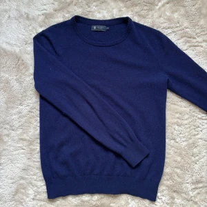 Kashmir Blend tröja - Stilren tröja i kashmir och merinoull. Från Riley. Storlek S. Inga defekter.