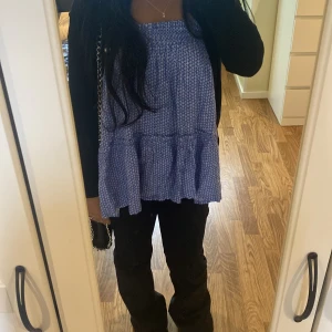 Blå mönstrad blus - Säljer en jätte fin blå mönstrad blus med volangdetaljer. Blusen har en lös passform och har inga armar. Den är perfekt inför sommaren☀️☀️(pris kan diskuteras!)