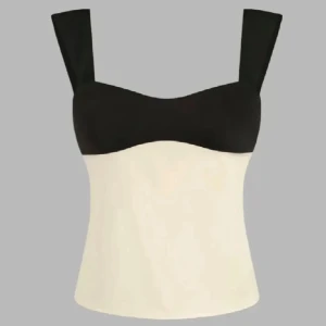 Svart vit topp - Snygg topp i svart och vitt med breda axelband. Perfekt för en stilren look. Skriv privat vid frågor.🤍