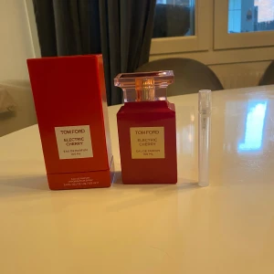 Tom Ford Electric Cherry parfum - Säljer en flaska Tom Ford Electric Cherry Eau de Parfum, 10 ml. Flaskan är fyrkantig och röd med en elegant, genomskinlig kork. Doften är känd för sina fruktiga och livliga noter, perfekt för den som vill sticka ut.