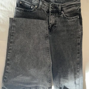 Grå lowwaist jeans - Snygga grå jeans från Perfect Jeans med klassisk femficksdesign. De har en bootcut passform och är tillverkade i ett slitstarkt denimtyg. Perfekta för en avslappnad stil.