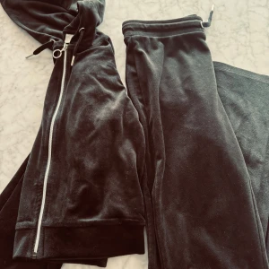 Svart velour hoodie med dragkedja från Gina Tricot - Fint svart sett från Gina Young.  Storlek 146/152 Finns vid Liljeholmskajen eller kan skickas mot fraktkostnad 