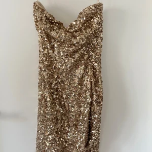 Glitter klänning  - Supersnygg glittrig klänning som använts 1 gång därav jättefint skick! Kan absolut tänka mig att sänka priset🩷skriv privat för fler bilder 