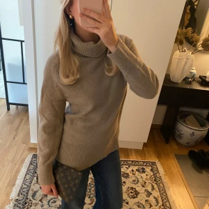 Stickad tröja  - Superfin polotröja från gant i lammull💗Sparsamt använd så i väldigt bra skick! Köpt för 1700kr Storek XS