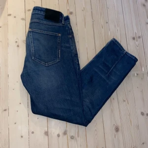 Blå jeans från Neuw - Snygga blå jeans från Neuw med en klassisk femficksdesign och knappgylf. Perfekta för en avslappnad stil med en modern touch. Passform slim/straight. Köpta på nk för 1500. W32 L32