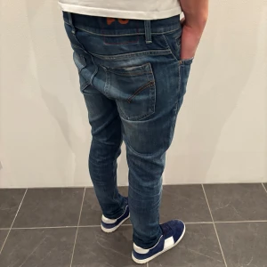 Dondup Jeans George  - Dondup Jeans George! Trendigaste jeansen på marknaden.  Skick= 9,5/10  Ny pris= 4000 kr Säljs för= 899 kr (modellen har ett litet hål som är orginal destroyed från fabrik) 