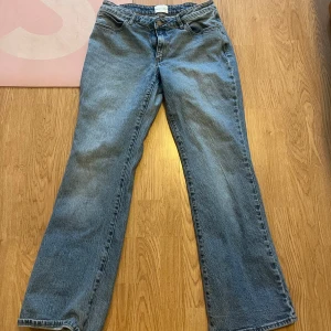 Low waist bootcut jeans  - Bootcut jeans ifrån abrand i stylen ’99 Low boot i storlek 32. Nypris är 1000kr och använt lite, men passar tyvärr inte mig längre, därför jag säljer.