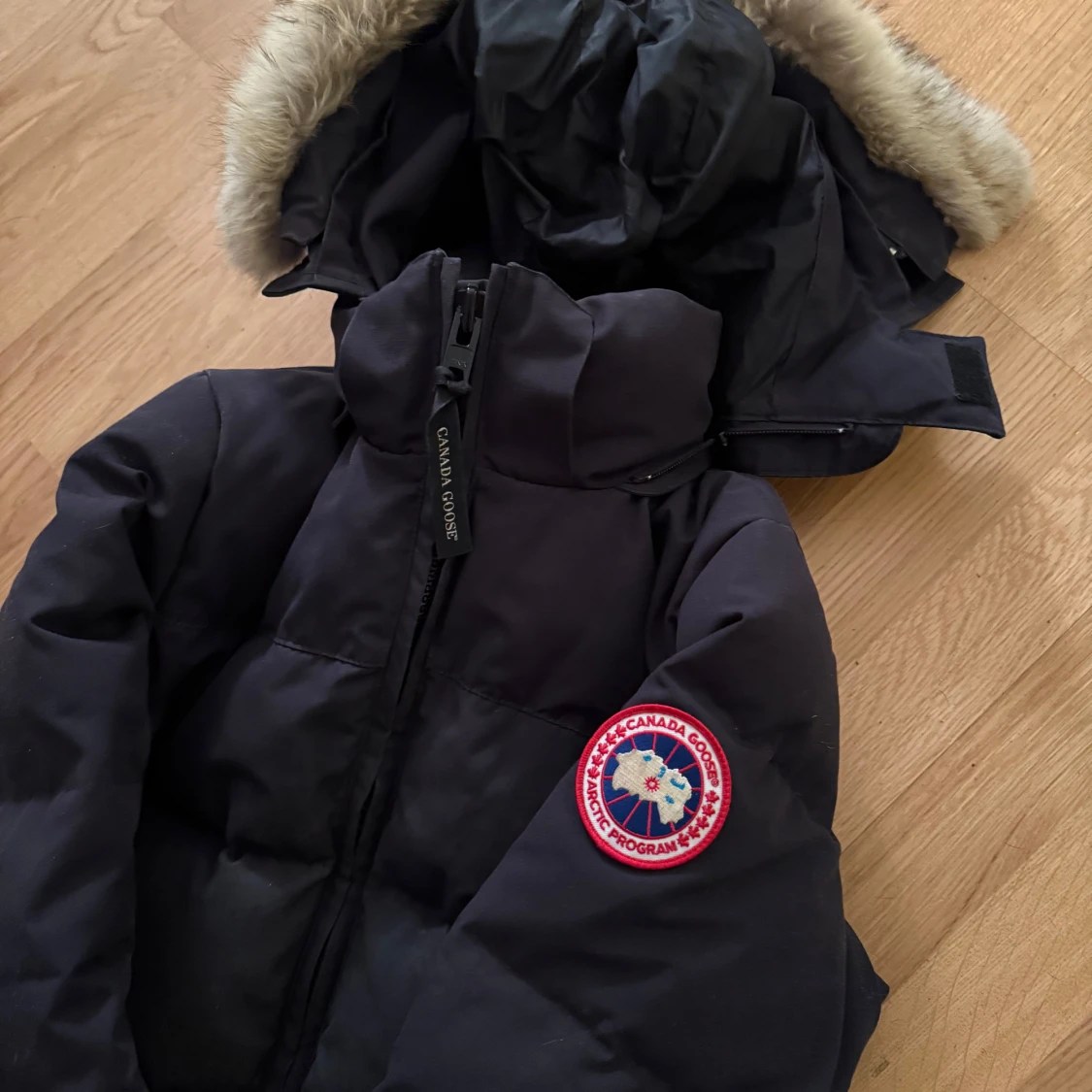 Svart dunjacka med päls från Canada Goose - 2