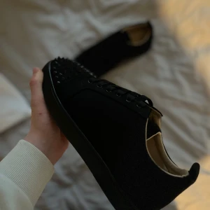 Christian Louboutin junior spikes - Jag säljer mina svarta Christian Louboutin i svart Mocka med svarta spikar längst tårna med en röd undersida, skorna är i väldigt bra skick då den har använts försiktigt få tal gånger och nytvättade.  Storlek 43  Det ingår varken kvitto eller box (Endast skorna ingår i köpet)  Skadebedömning och skick får du bedöma själv utifrån bilderna. Skriv för frågor eller mer bilder :)