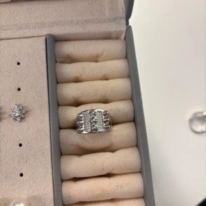 Silverring  - Silverring med glitter och nitar. Aldrig använd🤍