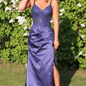 Mörkblå balklänning - Säljer min mörklblåa balklänning. Den är från JJ’s house, nypris 2500 och säljer nu för 1800. Skriv vid frågor😊