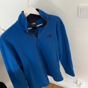 The North Face fleece  - Blå Halfzip Fleecetröja från The North Face i storlek M. Bra skick. Nypris 799:-