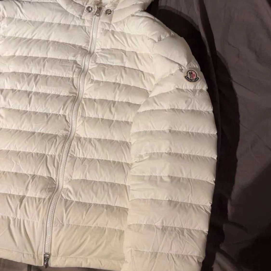 Vit dunjacka med huva - 1