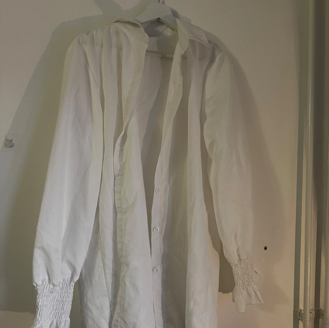 Vit långärmad blus med knappar