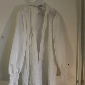 Vit långärmad blus med knappar - Vit blus/klänning. Från SHEIN