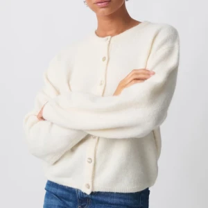 Krämvit stickad kofta - Krämvit/ljus beige kofta från Gina Tricot i storlek S💕Fint skick, använd fåtal gånger. Nypris är 400, mitt pris kan såklart diskuteras❣️