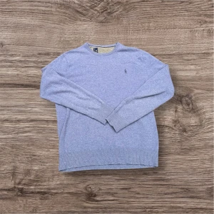 Ralph Lauren Tröja - Ljusblå Ralph Lauren tröja i mycket bra skick! Kan ha någon liten fläck men inget som syns / går att ta bort! Den är även lite nopprig! Storlek: M 