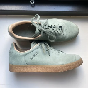 Gröna Adidas Gazelle  - Snygga gröna Adidas Gazelle sneakers i mocka med klassisk design. Använda en gång storlek 36 2/3 