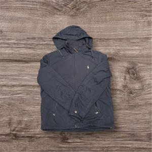 Ralph Lauren jacka - Ralph Lauren jacka i okej skick! Den har lite skrappor på ens armen och är lite dammig, dammet går nogg att ta bort! Storlek: M 