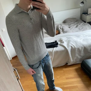 Långärmad pikétröja i kashmir och ullfrån Massimo Dutti! - Säljer en stilren grå långärmad pikétröja från Massimo Dutti. Tröjan är tillverkad i en mjuk blandning av ull och kashmir, vilket ger en lyxig  och skön känsla vid användning! Tröjan är i storlek M. Passformen är slim fit och skicket  är grymt enligt mig! Perfekt för en elegant och avslappnad look. Vid fler frågor är det bara att höra av er!🙌