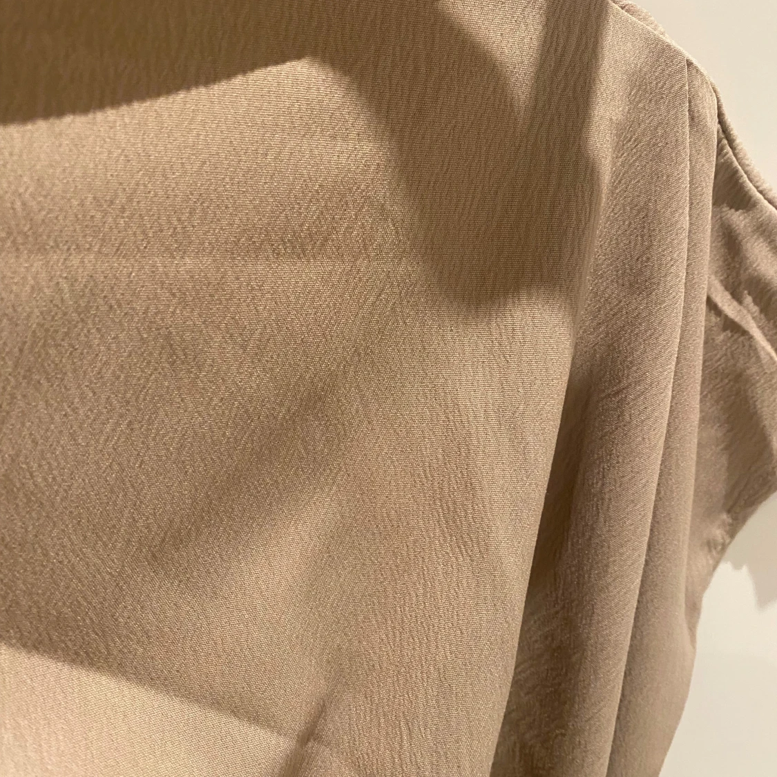 Beige klänning med korta ärmar - 2