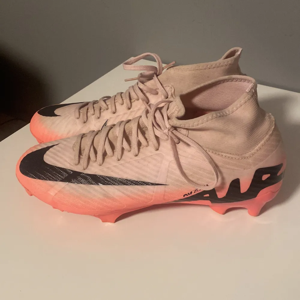 Säljer ett par Nike Mercurial fotbollsskor i en snygg rosa och svart färg! Skorna är lite smutsiga och luktar lite dåligt men annars inget stort man tänker på! ✌️storlek 42 💯 vid fler frågor eller funderingar kom privat! 🤩💯. Kengät.