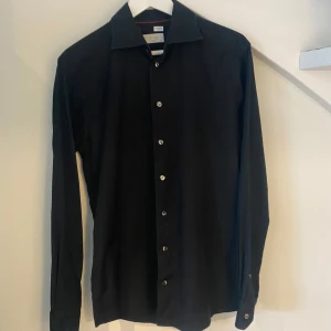 Eton skjorta - Jättefin skjorta från Eton i toppskick😊skjortan är i stl 40 vilket motsvarar stl L🤩 nypris runt 1700kr vårt pris 299kr