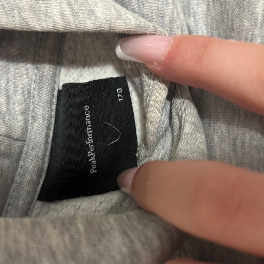 Grå hoodie från Peak Performance - 1