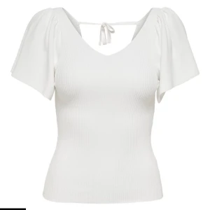 Vit ribbad topp med knytning från Only - Säljer min vita ribbade topp med korta ärmar och v-ringning. Toppen har en fin knytning i ryggen och är i super bra skick!💕är i storlek xs-S