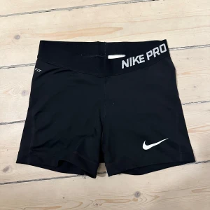 Svarta träningsshorts/hot pants från Nike - Svarta Nike Pro träningsshorts. Kort, stretchig modell med Dri-FIT. Storlek S, men passar även XS