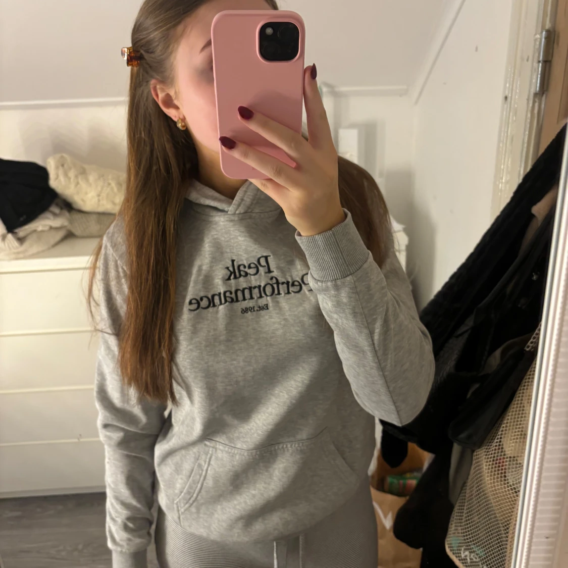 Grå hoodie från Peak Performance