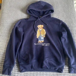 Polo Bear hoodie - Snygg hoodie med bra tryck. Säljer för att den är för liten. Inga defekter, skriv om du har några funderingar