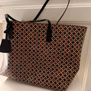 Mönstrad väska från By Malene Birger - En väska från Malene Birger som endast är använt ett fåtal gånger 